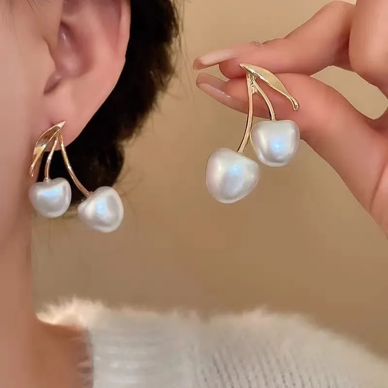 BOUCLE D'OREILLE " CHERRY WHITE " DOREE