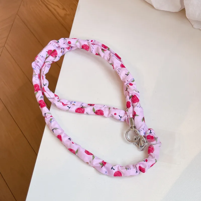 COLLIER DE TELEPHONE EN TISSU ROSE / POMMES
